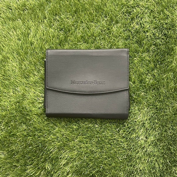 2018 Mercedes-Benz C-Class Sedan Owners Manual (C63 C43 AMG, C350e C300 4MATIC) - Picture 7 of 9